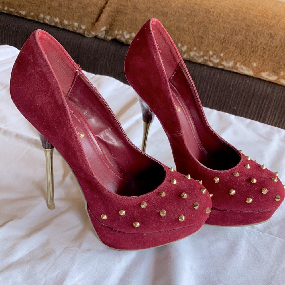 Shoedazzle maroon gold stud pumps